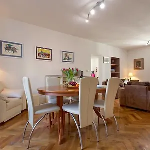 Apartment Everlasting, Split